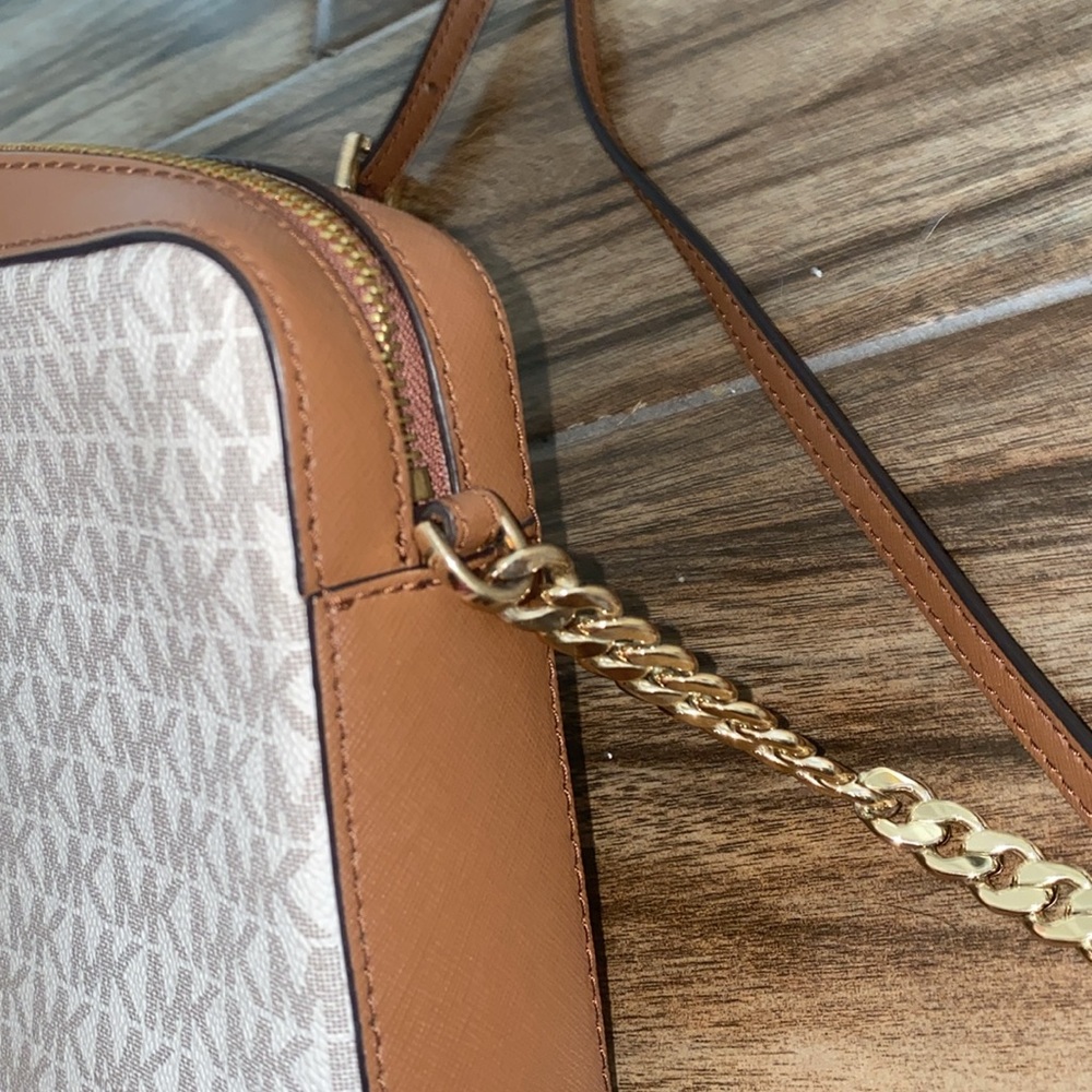 🌵Michael Kors White and Tan Crossbody Bag! - Picture 4 of 13